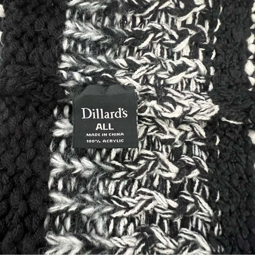 Black and white knit scarf